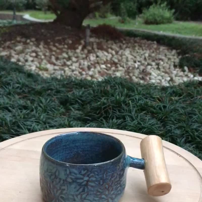 制陶工人Clayworker/手拉胚陶艺创作/木柄刻花咖啡杯 - 咖啡杯/马克杯 - 陶 卡其色