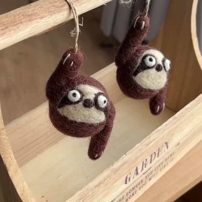 100% Wool 森林系列羊毛毡吊饰 _举手树懒_公平贸易 - 吊饰 - 羊毛 卡其色