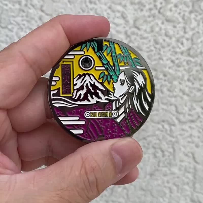 日本人孔盖别针   /辉夜姫   /水渠盖金属徽章/5cm - 徽章/别针 - 其他金属 黄色