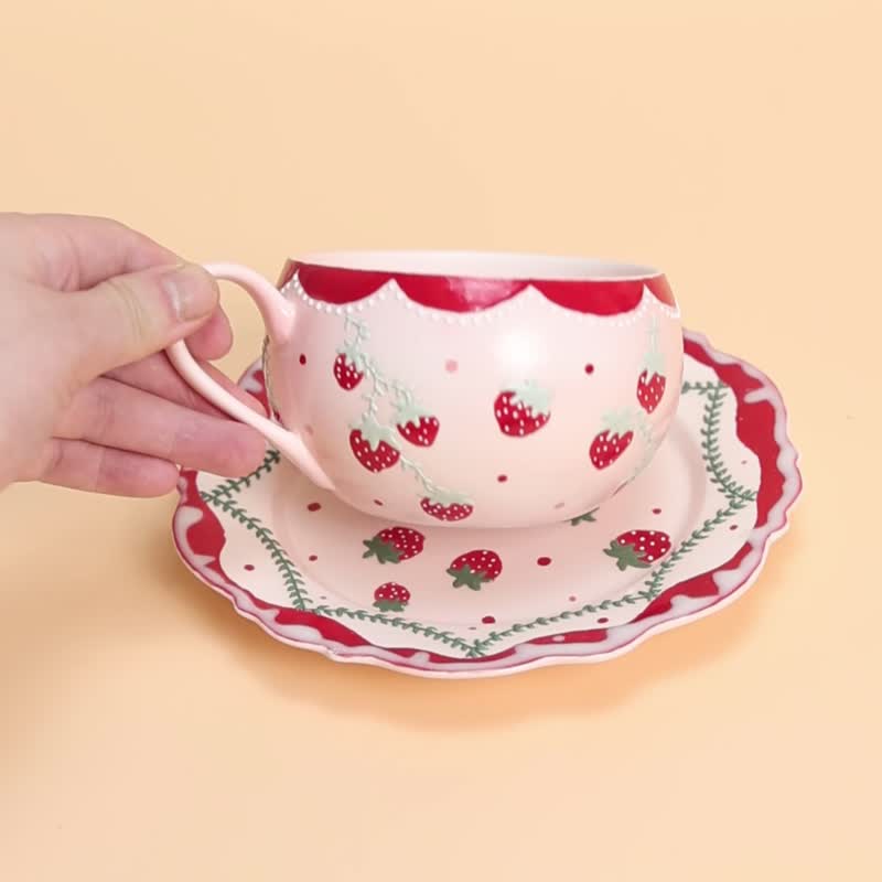 手作草莓茶杯碟套组 可爱草莓盘 Coquette soirée - 茶具/茶杯 - 陶 粉红色