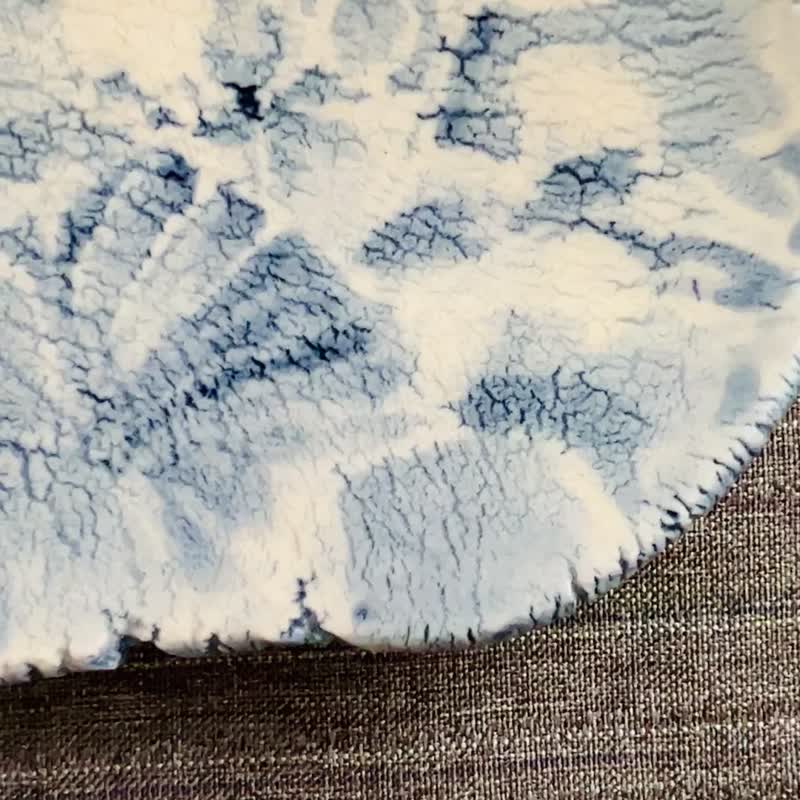 荷叶池与雪精灵 . 青花手绘陶12.8 x 10.7 x 1.8 cm - 玩偶/公仔 - 陶 