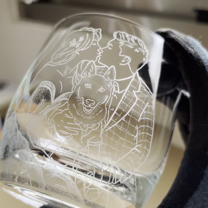 【定制化礼物】夫妻各一杯 人物宠物插画 结婚对杯 威士忌杯 雕刻 - 订制画像 - 玻璃 透明