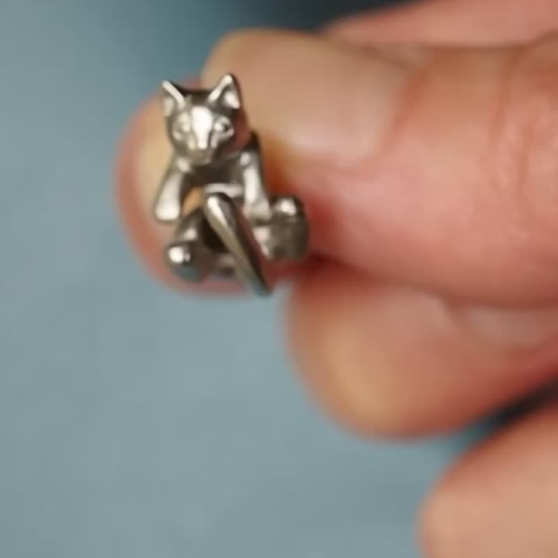 グリとラテュの猫ピアス　ラテュ　マットシルバー　 片耳 - 耳环/耳夹 - 铜/黄铜 银色