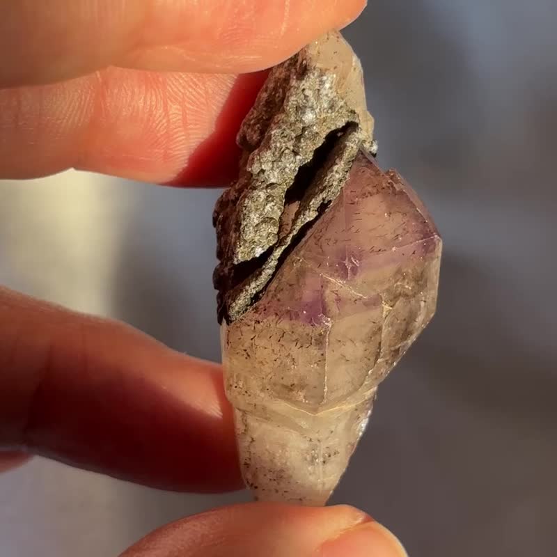超七水晶 城堡 闪亮岩石共生 紫晶 草莓晶 紫水晶原石 骨干水晶 - 摆饰 - 水晶 紫色