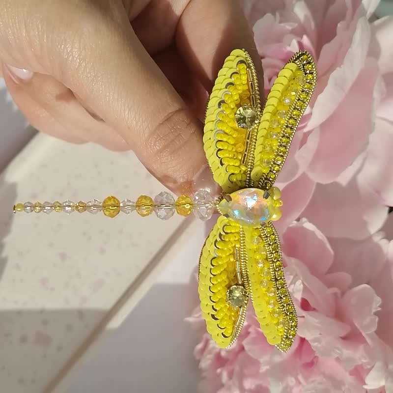 黃色蜻蜓胸針 Yellow dragonfly jewelry beaded pin, insect dragonfly brooch - 胸针 - 玻璃 黄色
