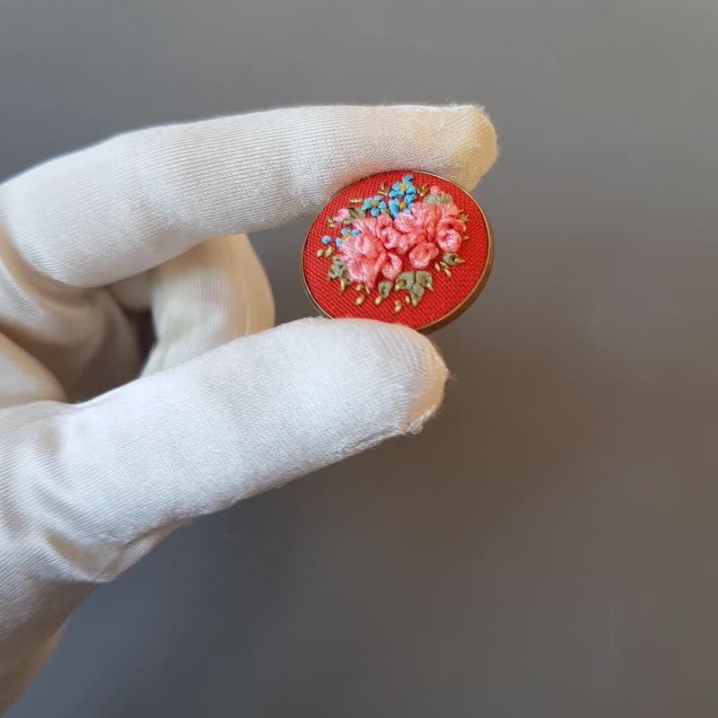丝带刺绣胸针，献给她的手工刺绣饰品 - 胸针 - 丝．绢 红色