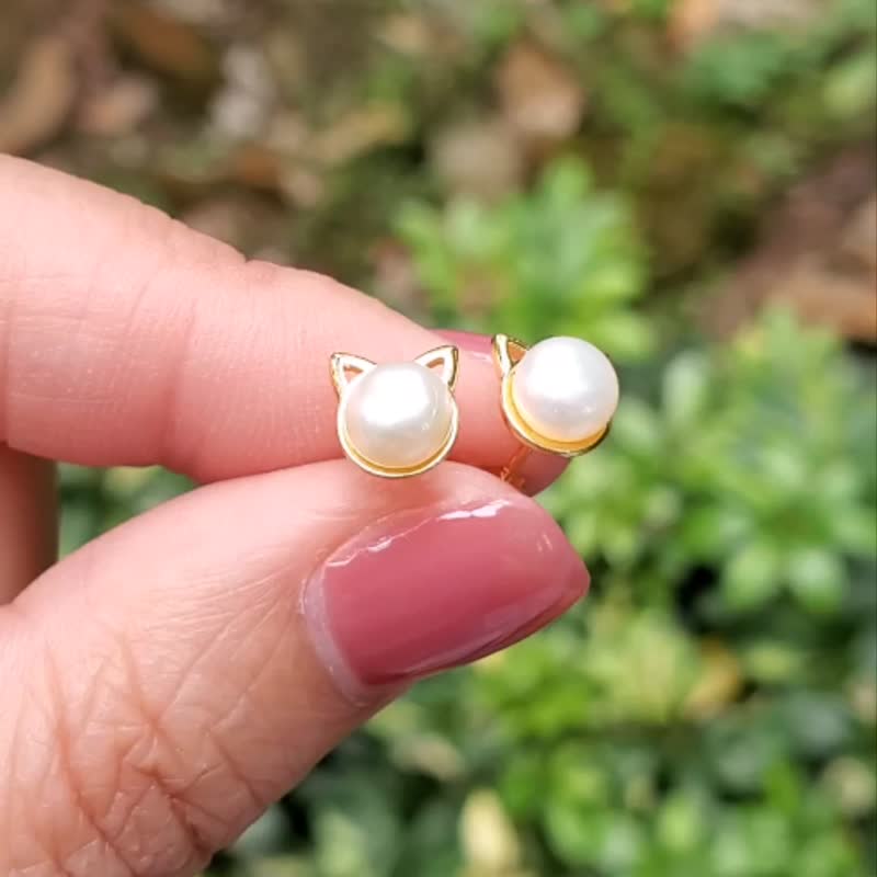 【PINKOI限定】。萌萌猫咪。天然淡水白圆珍珠耳钉。925纯银镀金 - 耳环/耳夹 - 珍珠 金色
