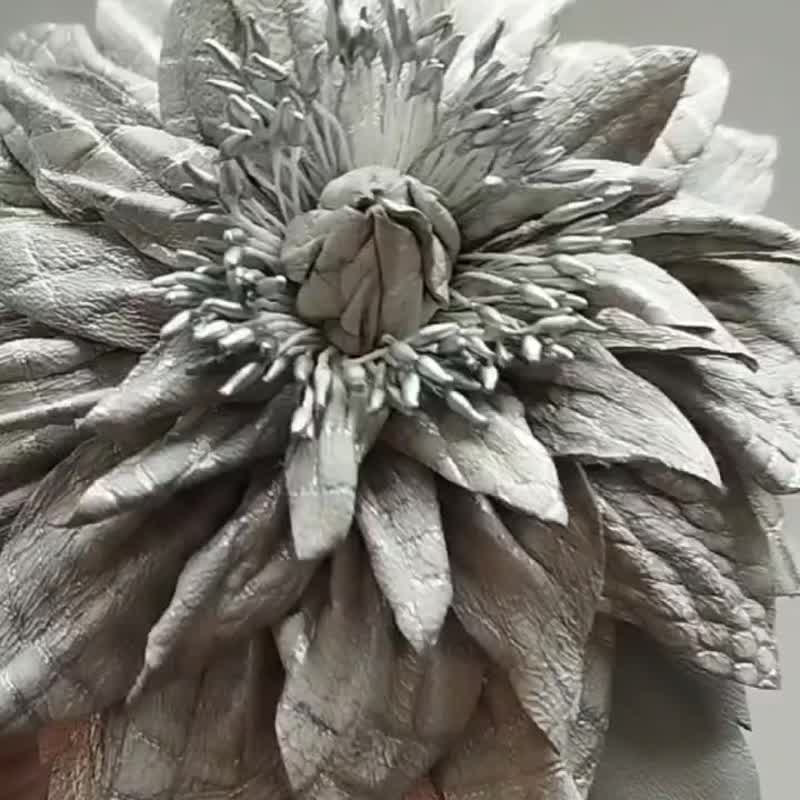 以真皮制作的白色花朵，花瓣线条锐利。 - 胸针 - 真皮 白色