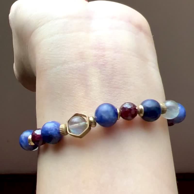 ||靛蓝||天然石黄铜几何配饰手环。苏打石/拉长石/红石榴 快速 - 手链/手环 - 水晶 蓝色