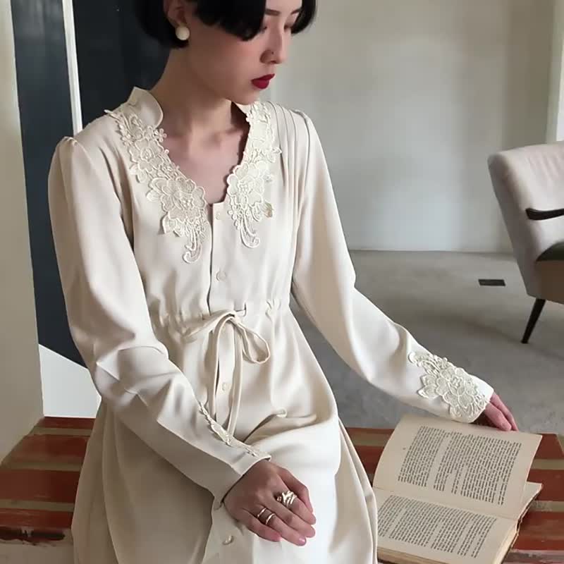 奶油灰  精緻蕾絲貼花中式立領洋裝 重工精緻古典氣質收腰連身裙 - 洋装/连衣裙 - 聚酯纤维 卡其色