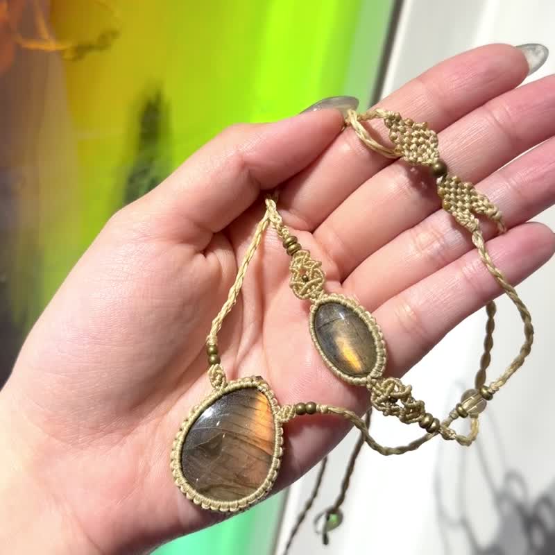 Crystoria Stone |Macrame| 南美蜡线 | 项链 | 黄光拉长石 - 项链 - 宝石 卡其色
