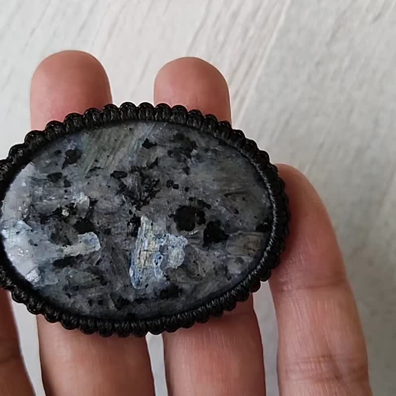 Larvikite (Black labradorite) macrame pendant - 项链 - 宝石 灰色
