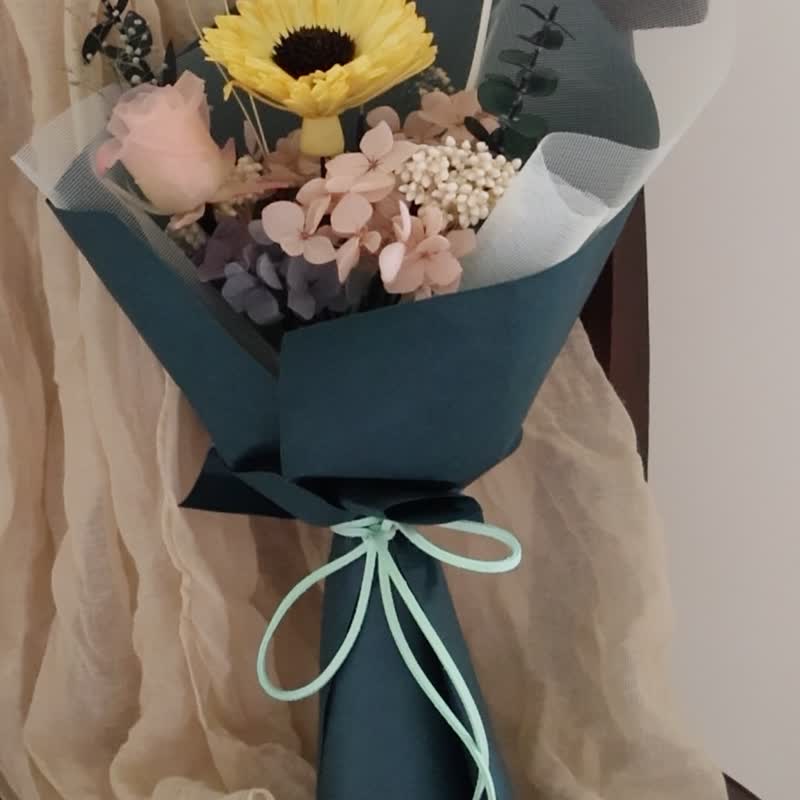 手染粉橘永生玫瑰+太阳索拉毕业花束 - 干燥花/捧花 - 植物．花 