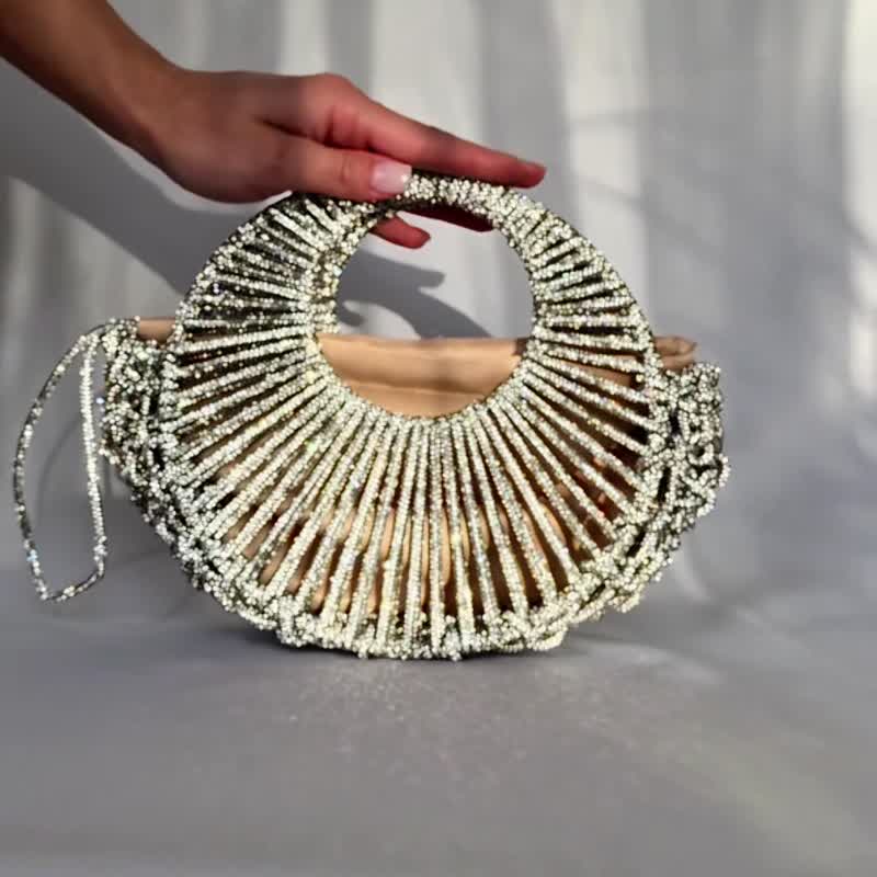 Soleil 银 — 手工闪亮 Macramé 包，配肩带 - 手拿包 - 聚酯纤维 银色