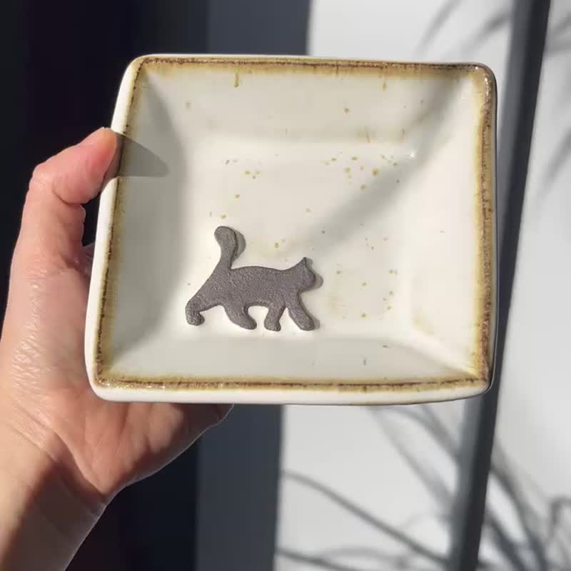 徐徐前进的黑猫 / 方皿 / 陶 - 浅碟/小碟子 - 陶 白色