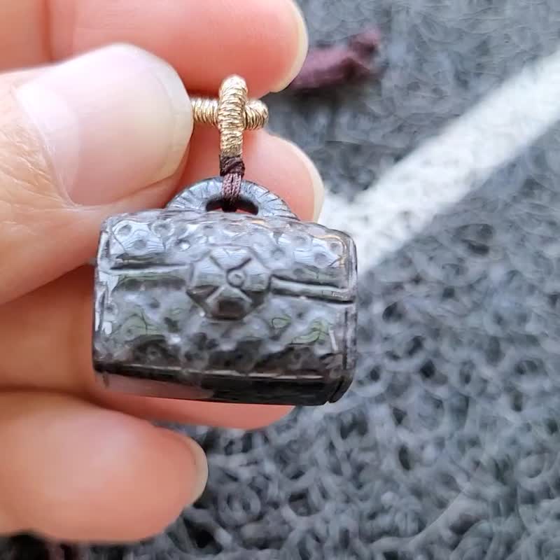 【亲翠】天然翡翠 冰乌鸡可爱手工花黑包调整式绳链 特殊题材 - 项链 - 玉石 黑色