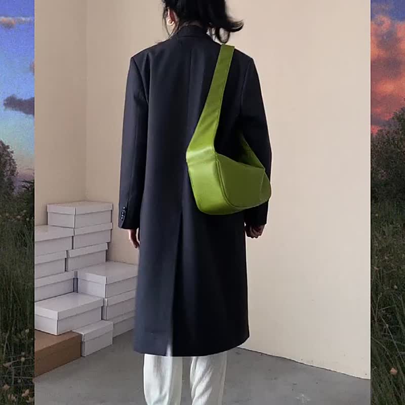 牛油果綠面包 壓紋軟皮簡約空氣感方包 蜥蜴壓紋環保皮革側背包 - 侧背包/斜挎包 - 人造皮革 绿色