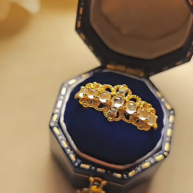 |时尚古典|a货翡翠冰玻白刚蛋面3mm纯银镀18k蕾丝设计款戒指 - 戒指 - 玉石 