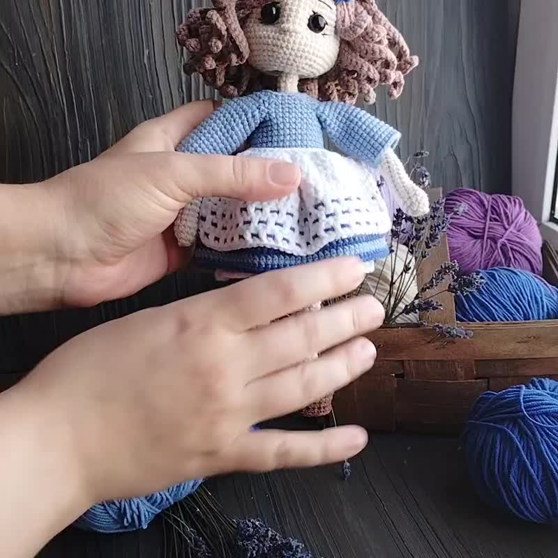穿着连身裙和背心钩针图案的可爱娃娃。 Amigurumi 钩针娃娃 - 手工艺教程/工具书 - 其他材质 