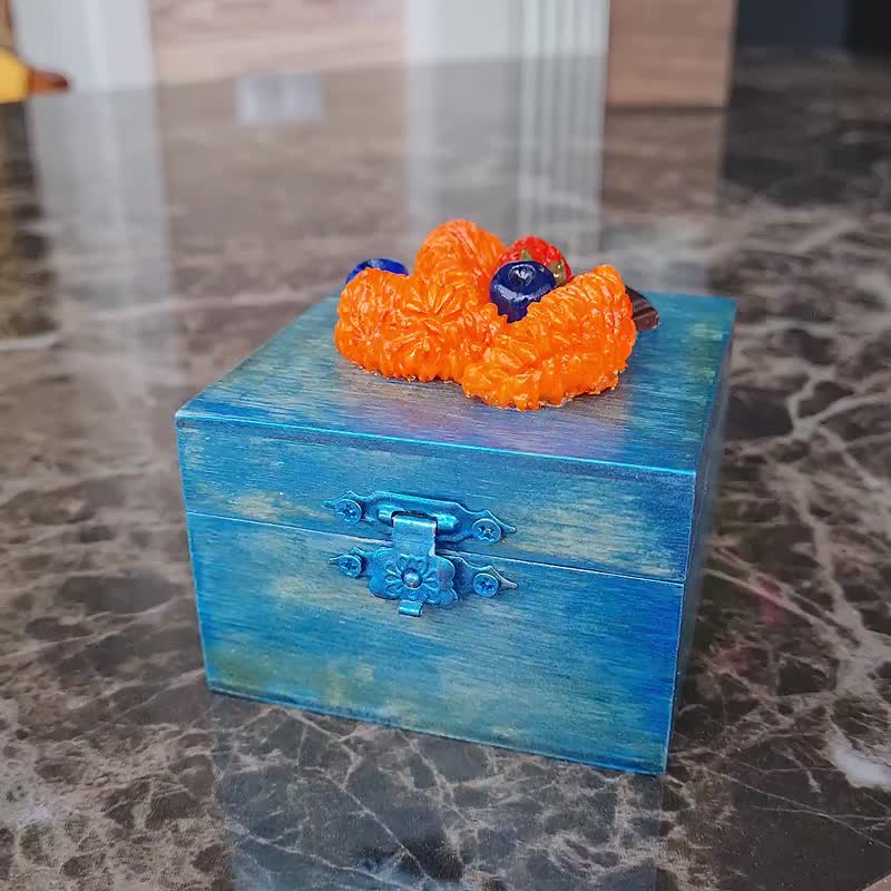 手工首饰盒 蓝色戒指盒 独一无二 盖子上有水果装饰 天鹅绒卷 - 收纳用品 - 木头 蓝色