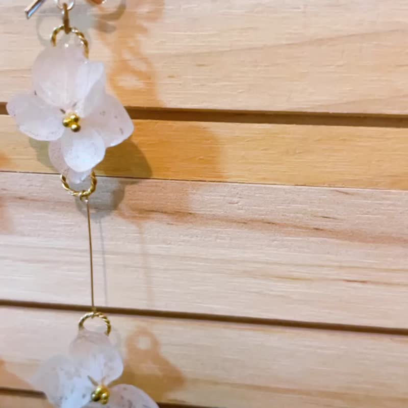 蝴蝶结粉色绣鞋花耳环 - 耳环/耳夹 - 树脂 粉红色