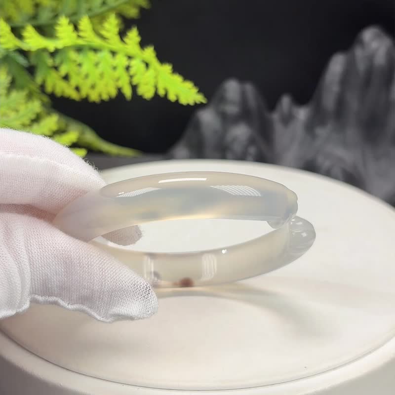 白色开口玛瑙手镯 54MM 冰透起光飘花雕刻猫爪 玉髓手环 辟邪化煞 - 手链/手环 - 半宝石 白色