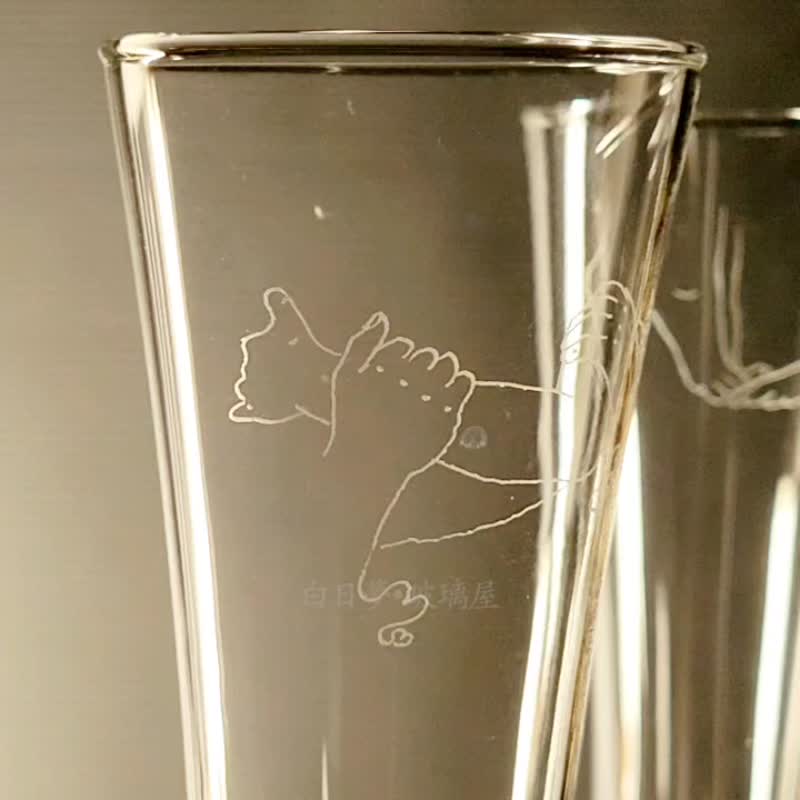 【定制化】鱼钵手雕亲亲抱抱情侣高脚啤酒杯/周年告白新婚纪念礼 - 酒杯/酒器 - 玻璃 透明