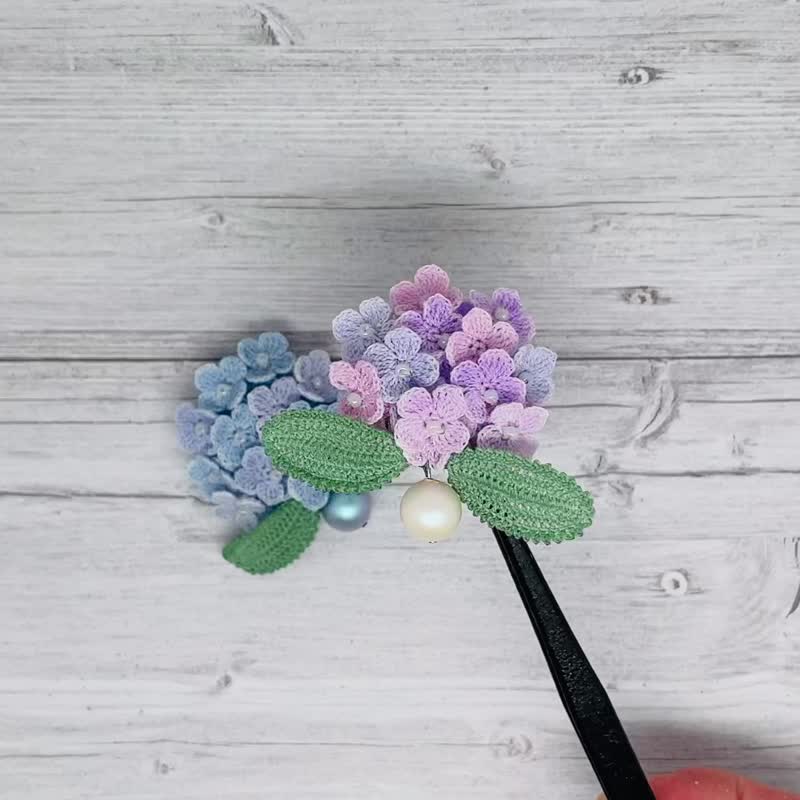 Crochet hydrangea brooch, Crochet flowers brooch, Sweet and lovely. - 胸针 - 棉 多色