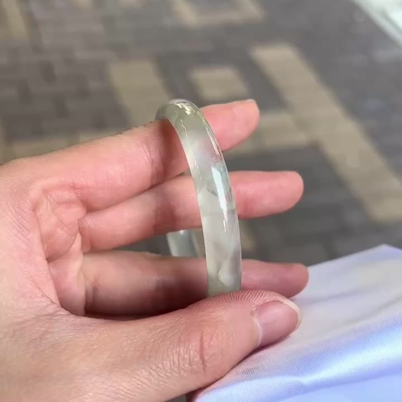 冰玻种 天然翡翠 缅甸 A玉 玉镯 • 玻璃种花青飘花翡翠贵妃镯 - 手链/手环 - 石头 白色