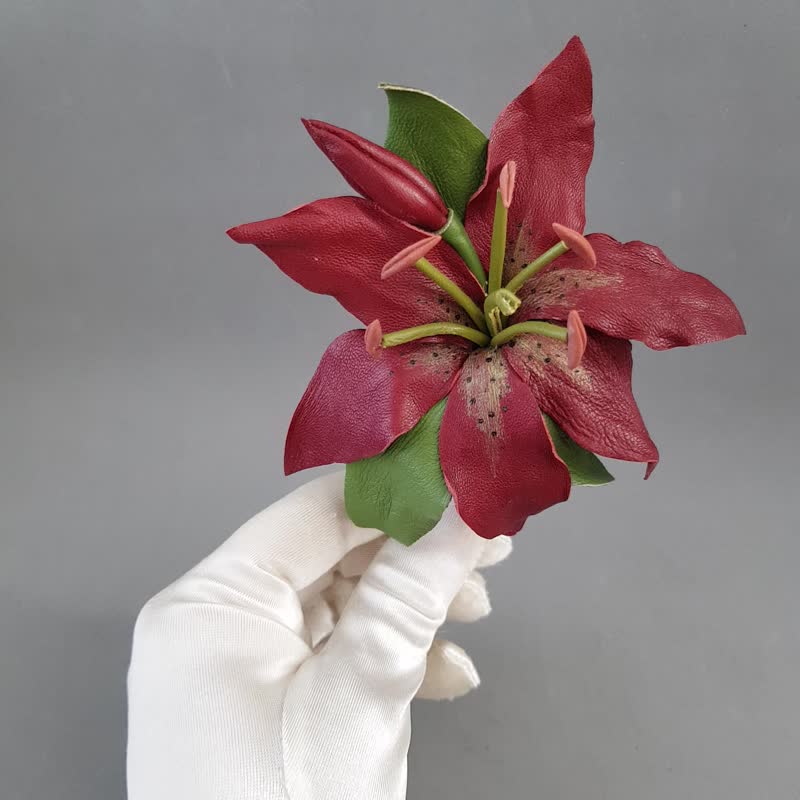 真皮胸针“Red liliya”皮革胸针 献给她 手工皮革饰品 - 胸针 - 真皮 红色