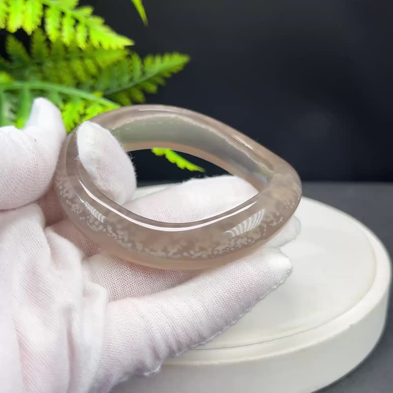 灰色玛瑙手镯 56MM 高冰透聚宝盆意境雪花 扭扭女款 沉稳冷静平和 - 手链/手环 - 半宝石 灰色