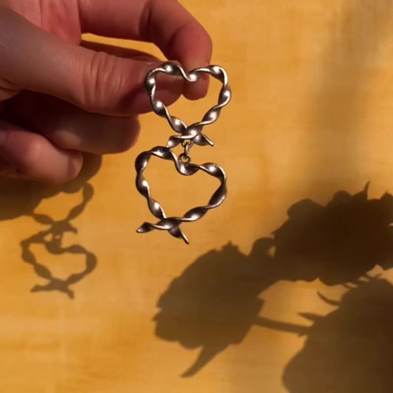 Mell 双纽纹心心耳环 925银针 - 耳环/耳夹 - 其他金属 银色