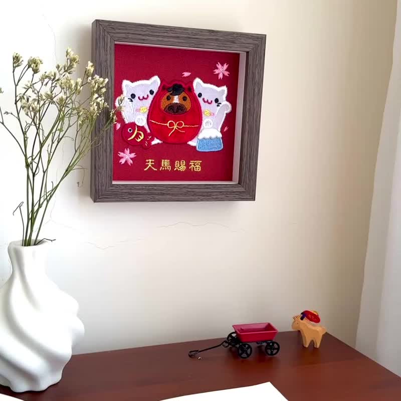 【2026 午马】马年 招福猫与达摩 刺绣画 共2款|实木框 - 画框/相框 - 棉．麻 红色