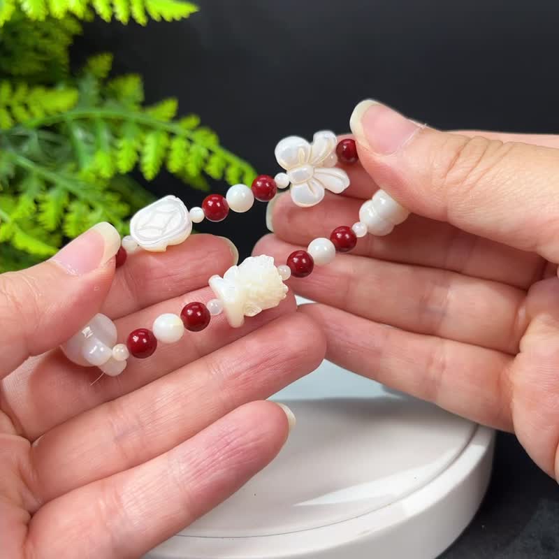 白蝶贝朱砂多宝手串 小兔子 九尾狐 蝴蝶结 小花 吞金兽 财富祥瑞 - 手链/手环 - 贝壳 白色