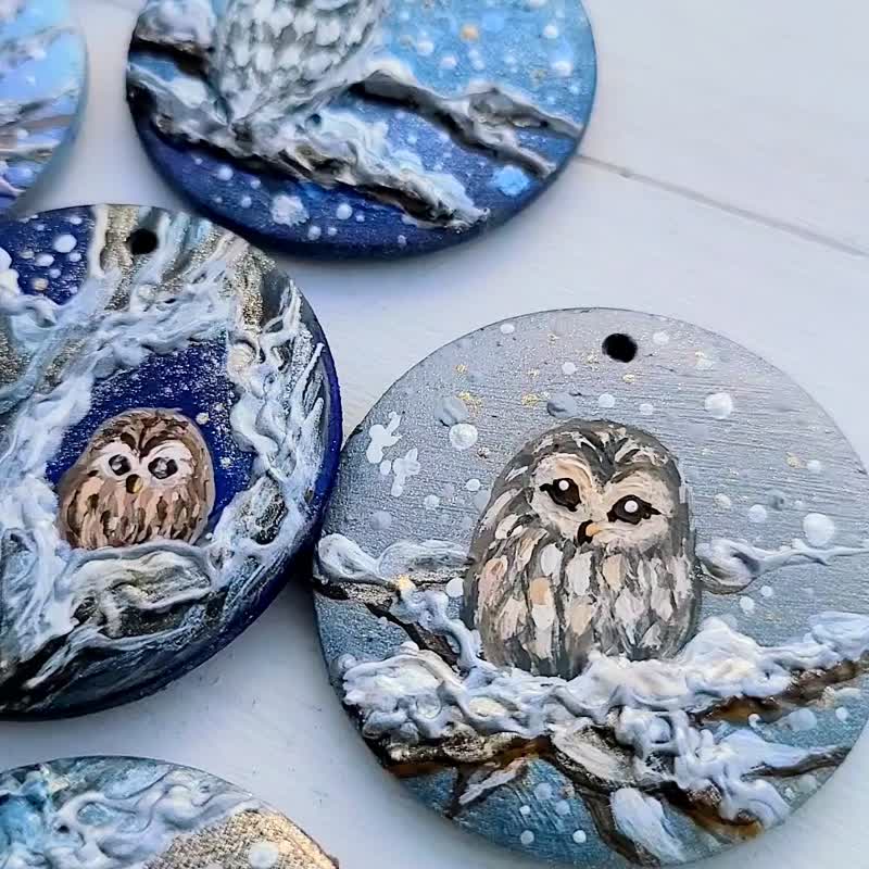 【With owl 钥匙圈】木艺创作 猫头鹰 雪景 冬季 森林 鸟类 枭 猫头鹰 吊饰 包包 坠饰 刻名礼物 - 钥匙链/钥匙包 - 木头 灰色