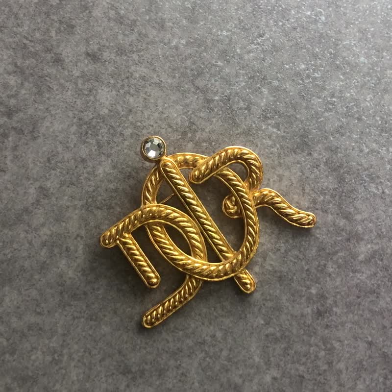 【 日本直送 名牌中古包 】Christian Dior 迪奥 胸针 Logo 镶石 vintage 中古 mwcad6 - 胸针 - 其他材质 金色