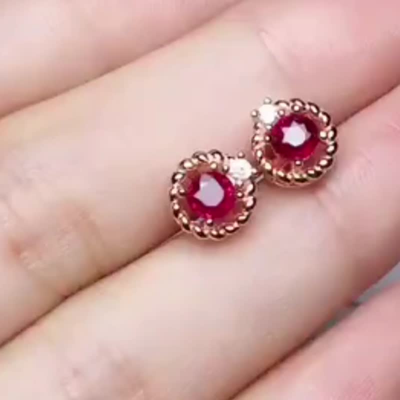 Genuine, 4mm. Natural Siam Ruby  Earrings Stud in Sterling Silver  Stud Earrings - 耳环/耳夹 - 其他金属 咖啡色