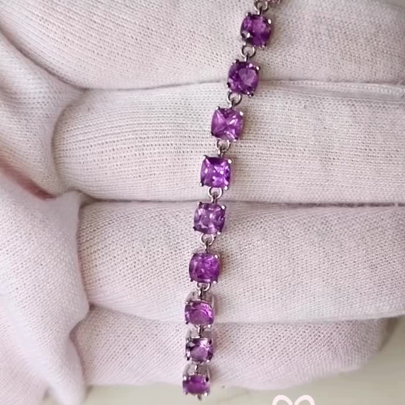 采用深紫色天然紫水晶，搭配 925 纯银镶座，镀铑白金，手围可调节。 - 手链/手环 - 纯银 紫色
