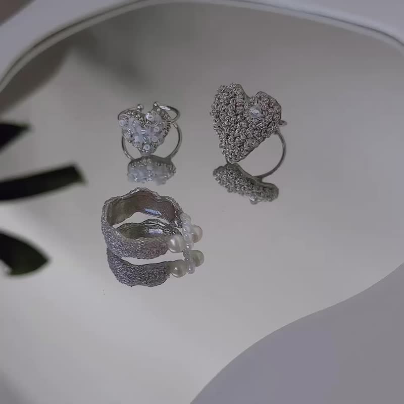 手缝刺绣戒指 - 银白色系 - 可调戒围 - 戒指 - 绣线 银色