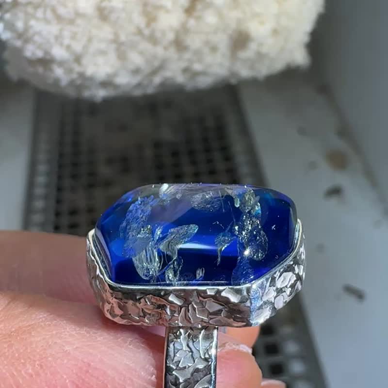 7号戒指 蓝琥珀戒指配银色闪粉 手工制作 独特礼物 - 戒指 - 半宝石 蓝色