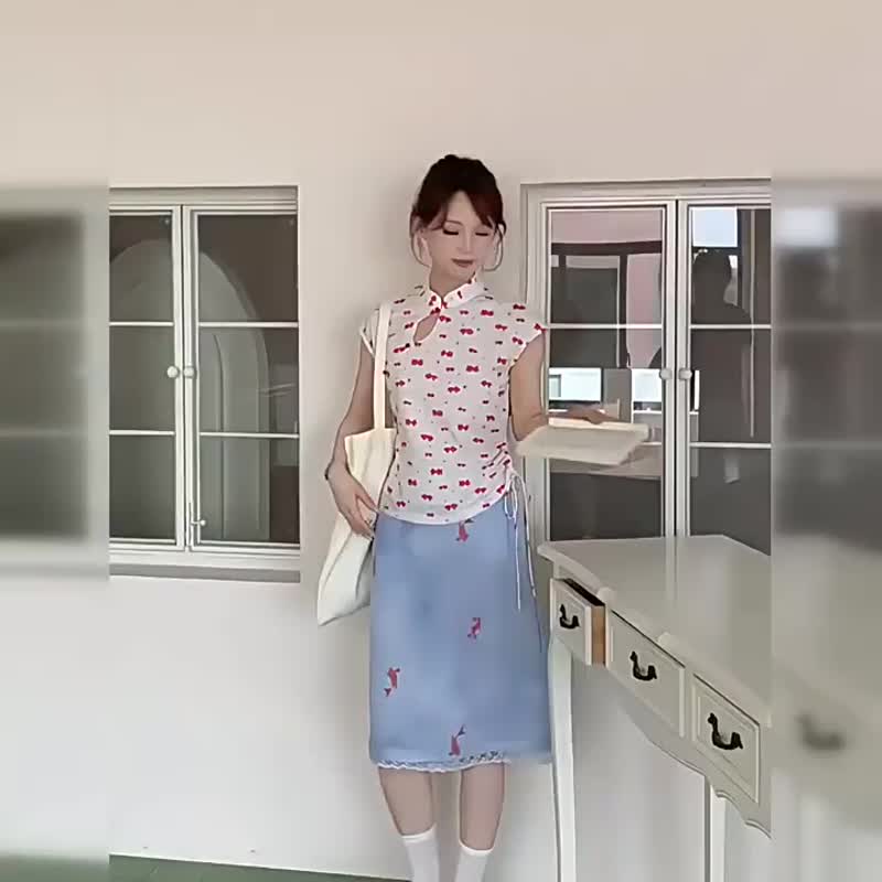 夏季國風套裝 紅金魚立領收腰上衣 淺藍色A字半身裙子 - 女装上衣 - 棉 白色