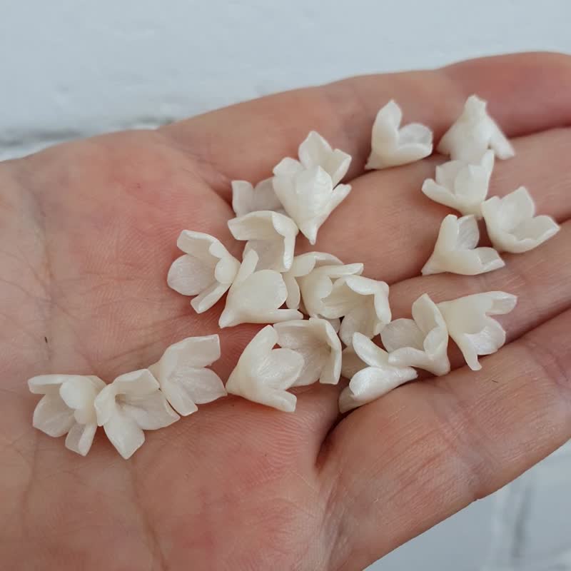 Small flowers beads polymer clay 7-8 mm, White floral beads jewelry making - 零件/散装材料/工具 - 塑料 白色