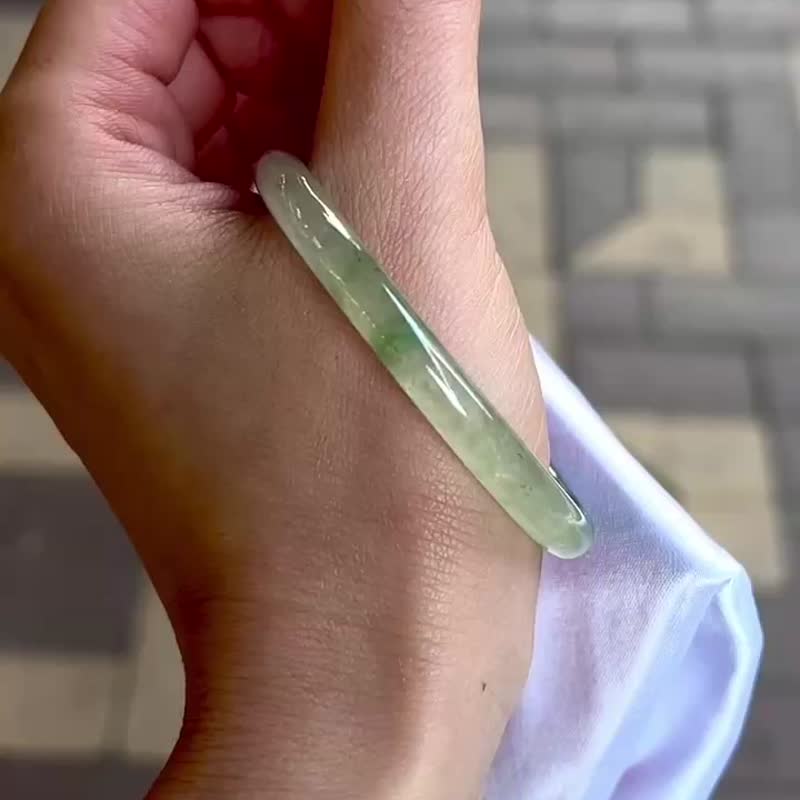 天然翡翠 缅甸翡翠 A玉 玉镯 • 冰玻种半山水白底青幼条翡翠福镯 - 手链/手环 - 石头 绿色