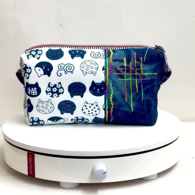 BC 蓝猫拼布化妆包/收纳包 - 化妆包/杂物包 - 防水材质 白色