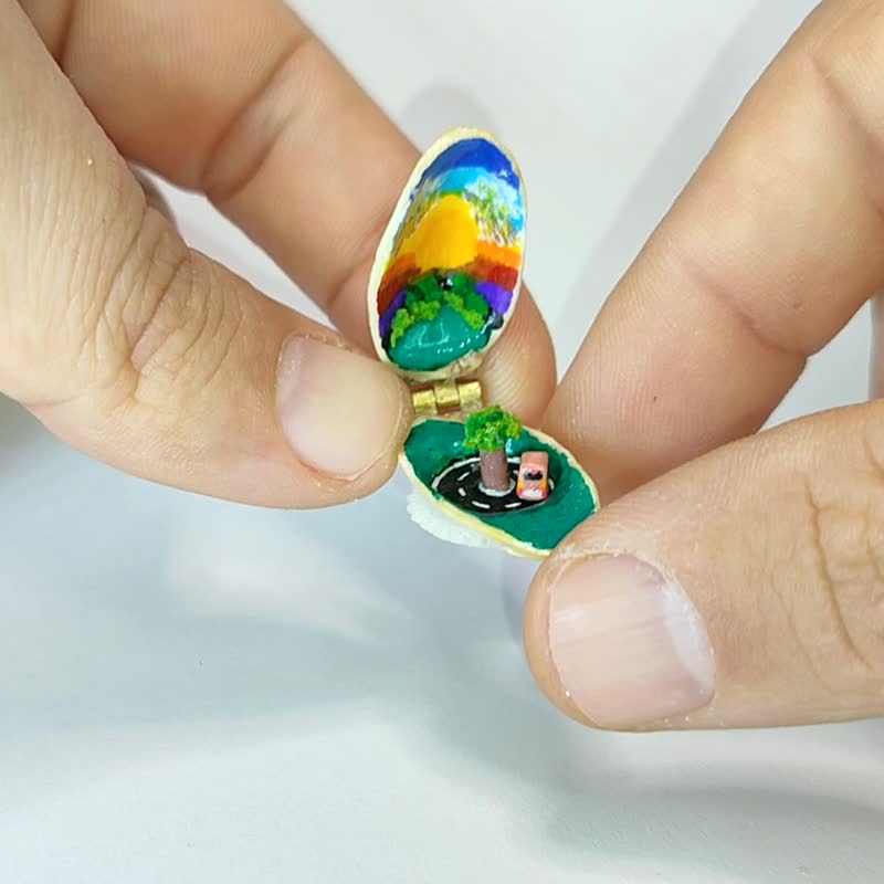 机械微缩开心果：晨曦中移动的棕色小车。 - 其他 - 贝壳 多色