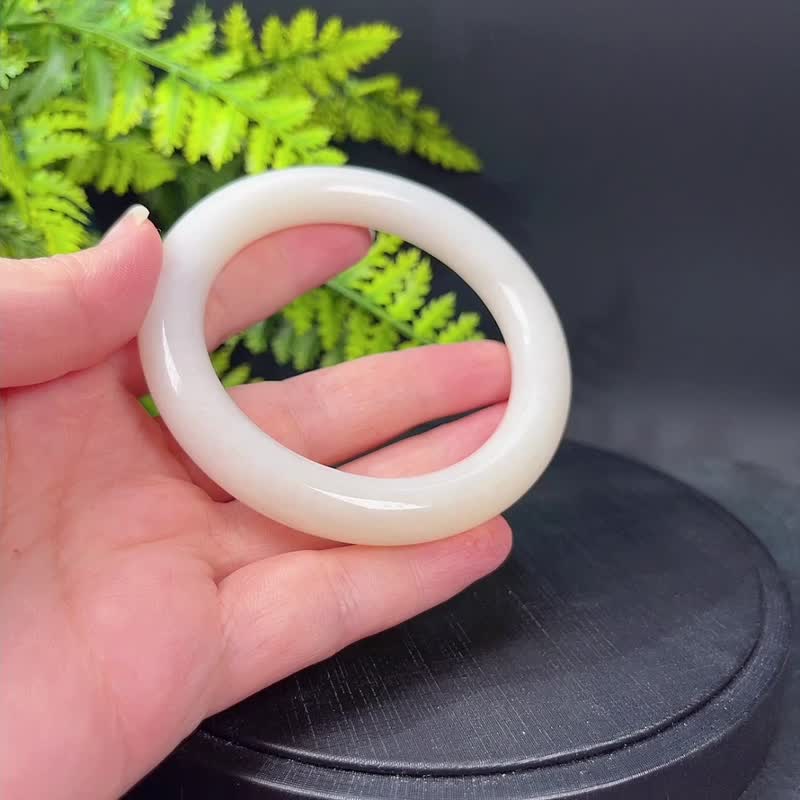 和田玉手镯59MM 糖白色圆条玉手环 附证书 玉质细腻 色泽温润诱人 - 手链/手环 - 玉石 