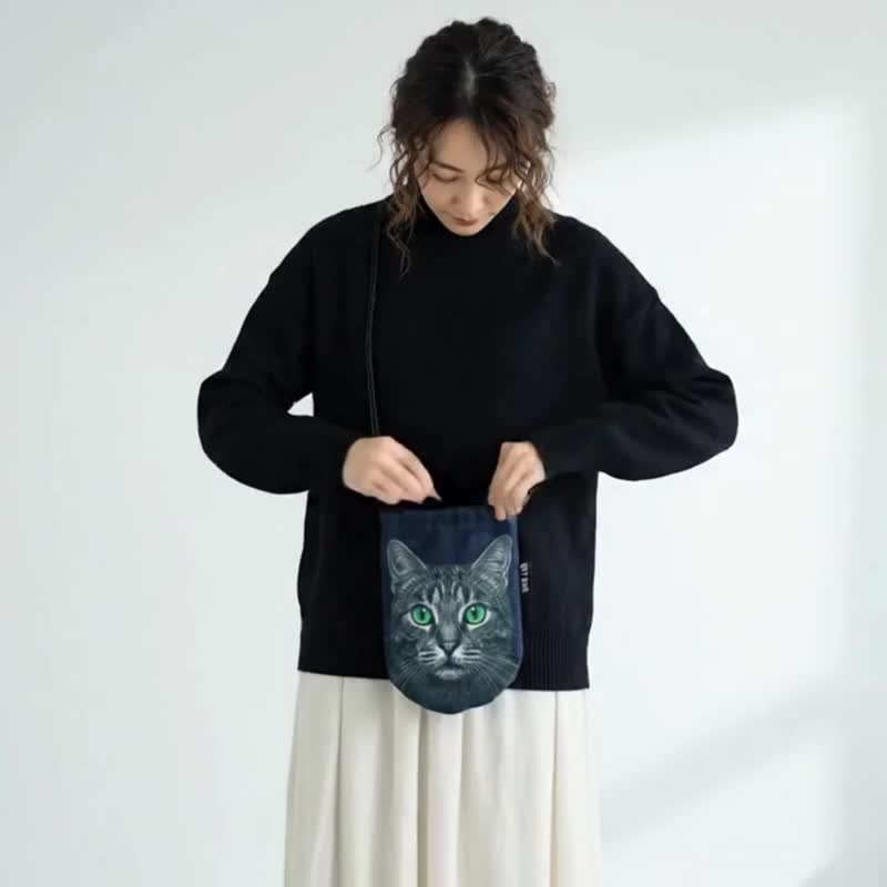手机包 斜肩包【海军蓝】猫咪图像 抽绳斜背包【日本制】 - 侧背包/斜挎包 - 棉．麻 蓝色