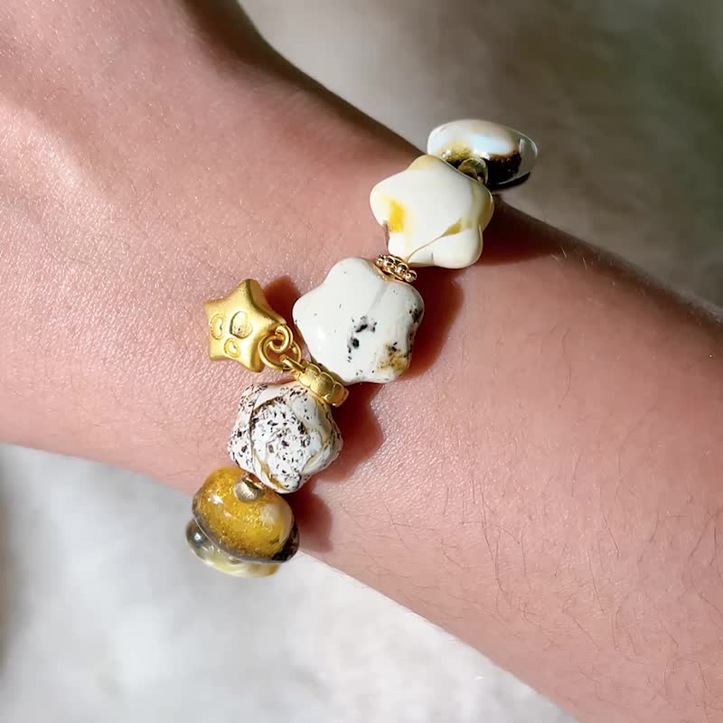 天然蜜蜡星星雕刻手串 黑白植物蜜蜡奥利奥 萤光金沙拉丝琥珀 - 手链/手环 - 半宝石 多色