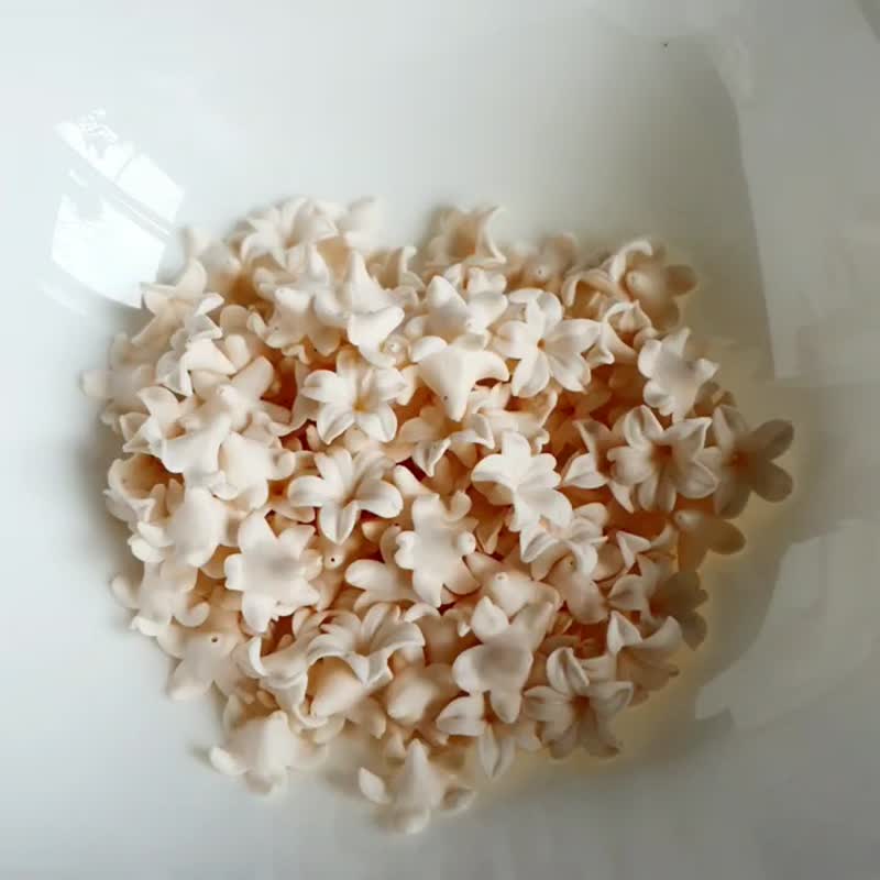White/ Beige Small Flower Beads Polymer Clay Jewelry Making Floral Beads 12-14mm - 零件/散装材料/工具 - 塑料 白色