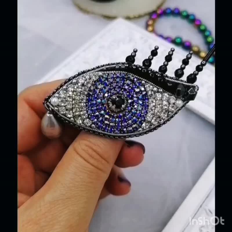 Eye brooch, handmade brooch, Christmas gift, eye pin - 胸针 - 水晶 蓝色